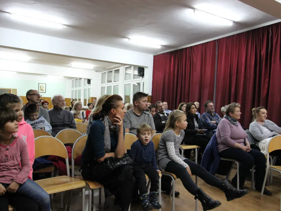 Spotkanie rodzinne klasy III C podczas prezentacji apelu „Magiczne słowa: proszę, przepraszam, dziękuję”.  — zdjęcie 37