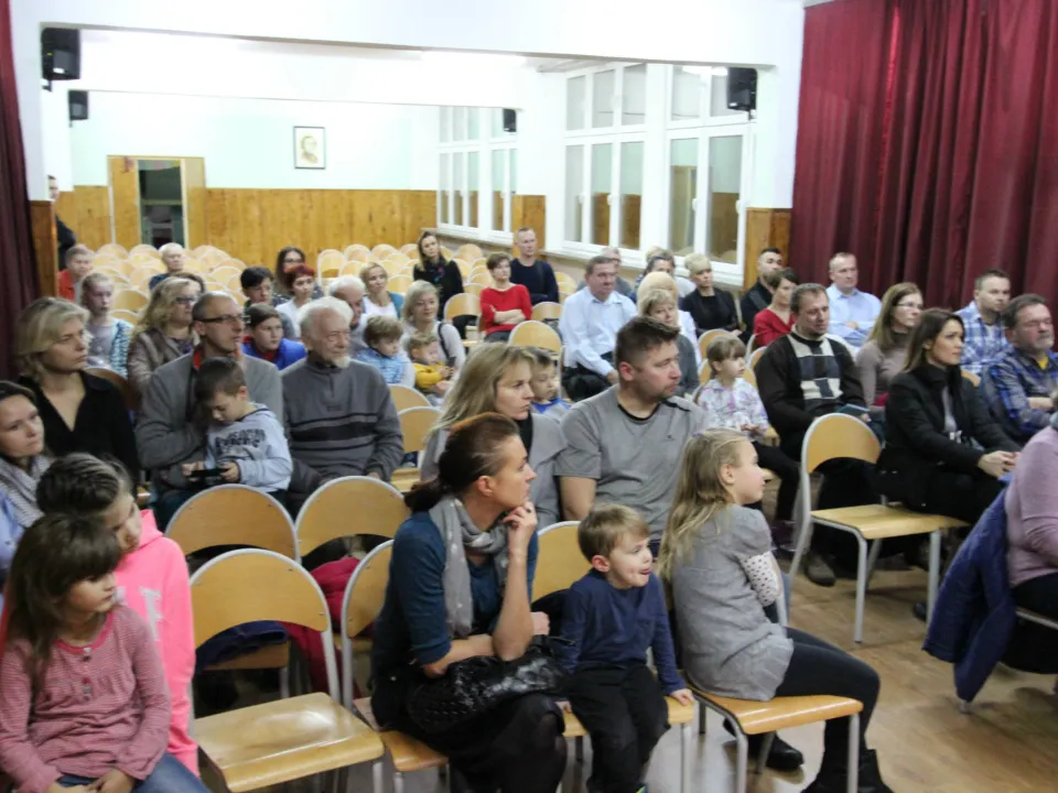 Spotkanie rodzinne klasy III C podczas prezentacji apelu „Magiczne słowa: proszę, przepraszam, dziękuję”.  — zdjęcie 40