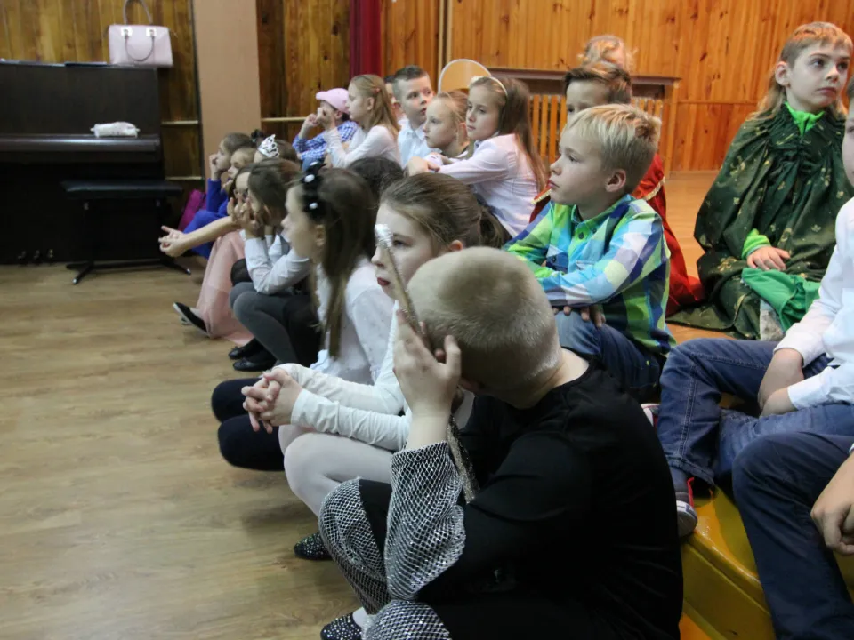 Spotkanie rodzinne klasy III C podczas prezentacji apelu „Magiczne słowa: proszę, przepraszam, dziękuję”.  — zdjęcie 42