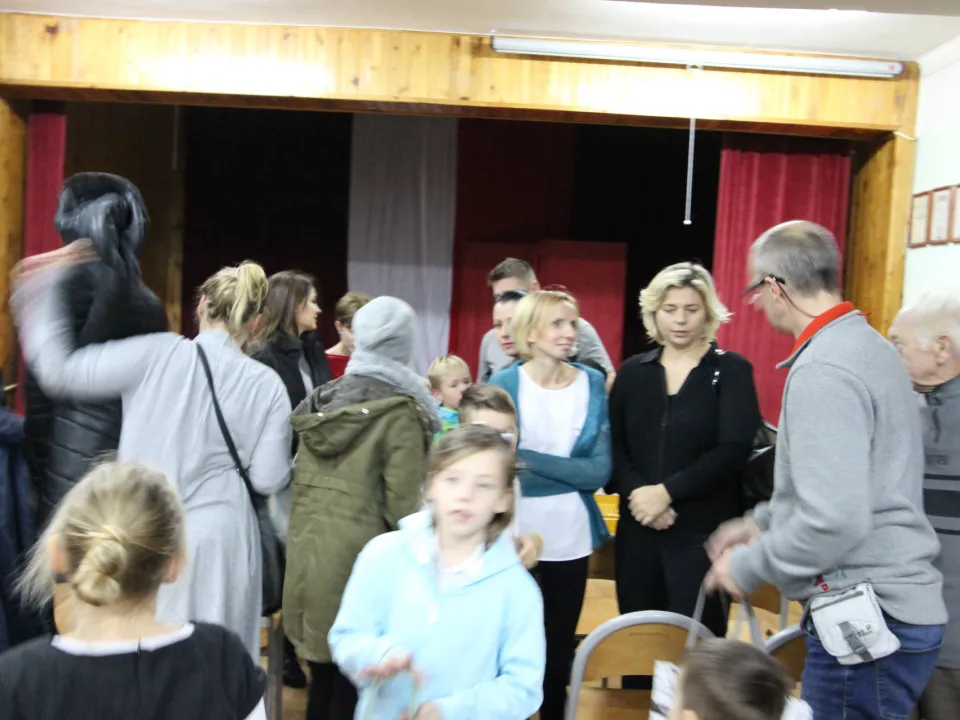 Spotkanie rodzinne klasy III C podczas prezentacji apelu „Magiczne słowa: proszę, przepraszam, dziękuję”.  — zdjęcie 45