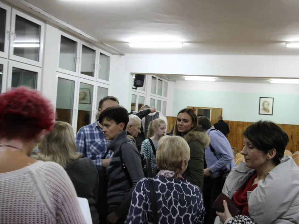 Spotkanie rodzinne klasy III C podczas prezentacji apelu „Magiczne słowa: proszę, przepraszam, dziękuję”.  — zdjęcie 46