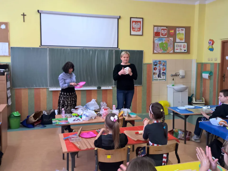 Zajęcia plastyczne z rodzicami w klasie III A — zdjęcie 3