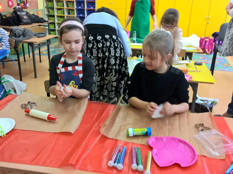 Zajęcia plastyczne z rodzicami w klasie III A — zdjęcie 7