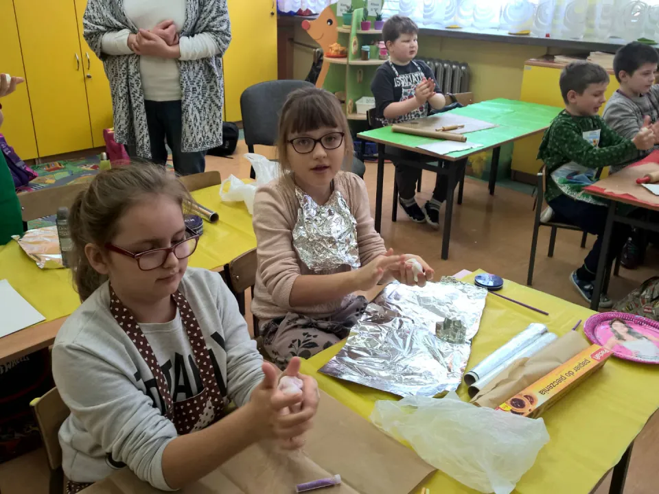 Zajęcia plastyczne z rodzicami w klasie III A — zdjęcie 9