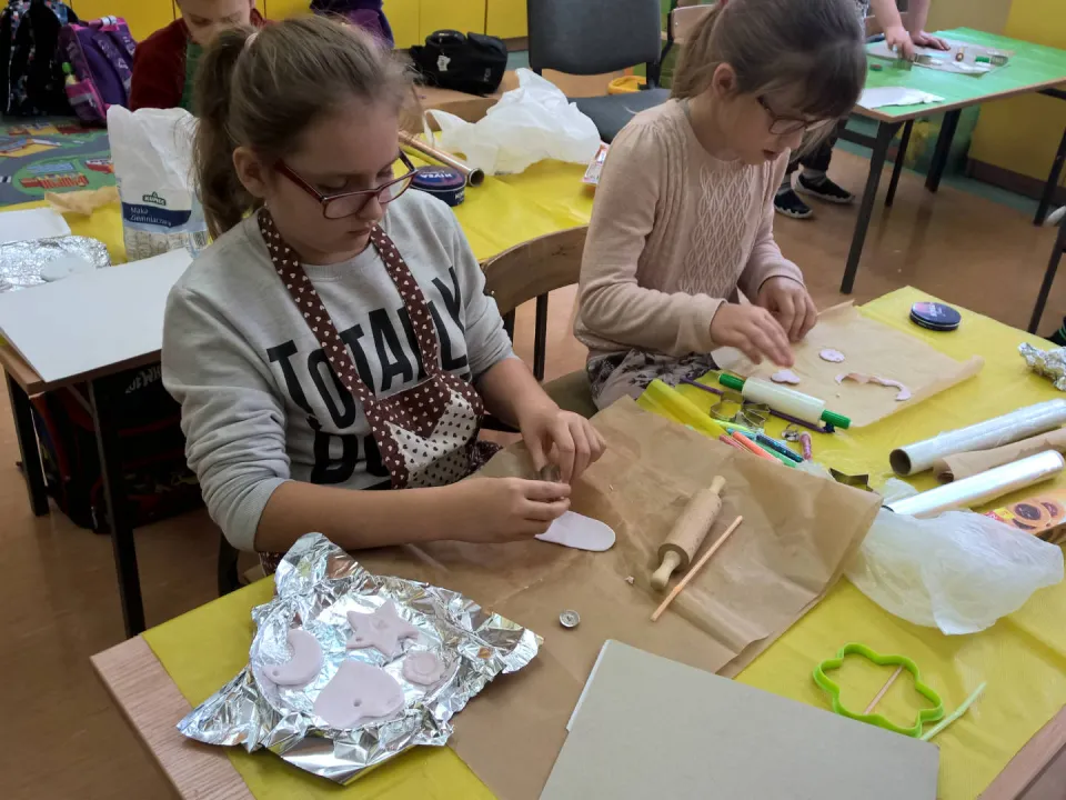Zajęcia plastyczne z rodzicami w klasie III A — zdjęcie 11