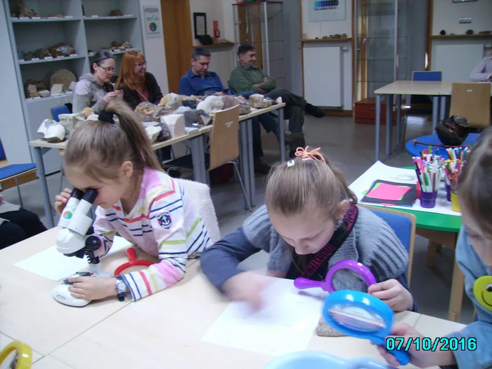 „Skamieniałości okiem naukowca” z klasą III C w Geoparku. — zdjęcie 11