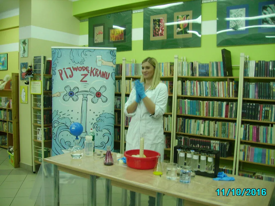 „Znaczenie wody w życiu człowieka” z klasą III C w Miejskiej Bibliotece Publicznej, Filia nr 2 w Kielcach. — zdjęcie 10