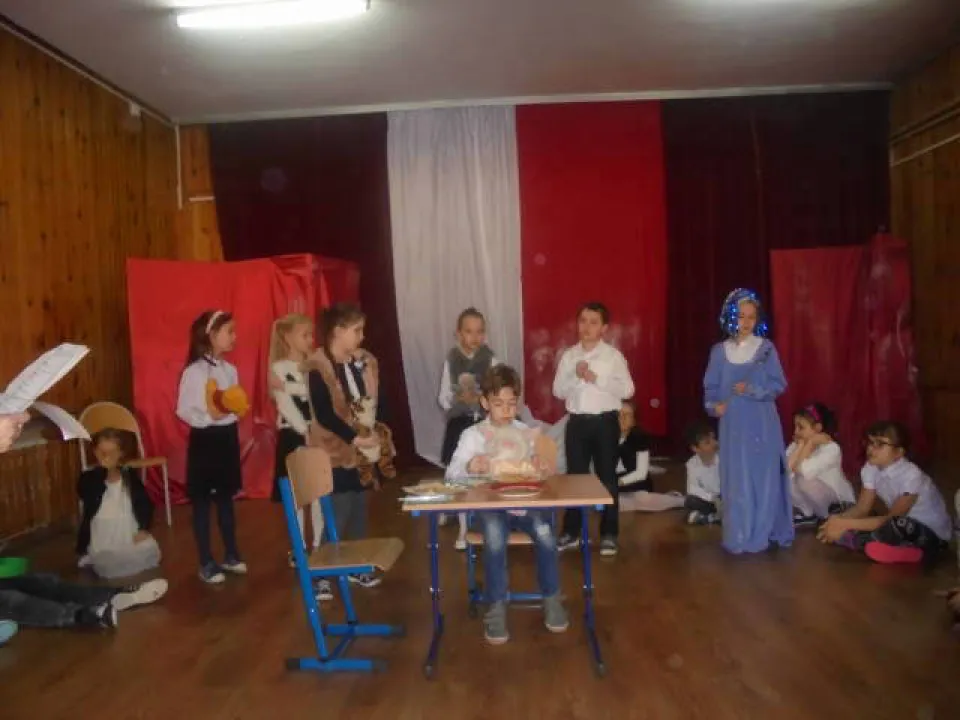 Klasa III a prezentuje apel "Dobre maniery przy jedzeniu”. — zdjęcie 6