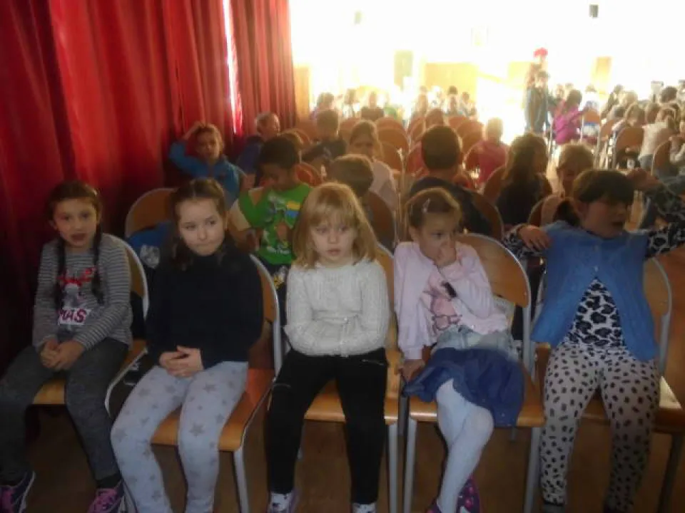 Klasa III a prezentuje apel "Dobre maniery przy jedzeniu”. — zdjęcie 7
