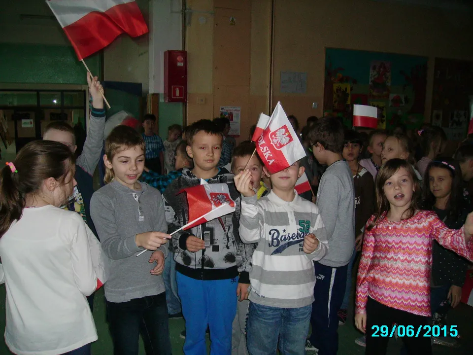 Klasa IIc na Szkolnym Marszu Niepodległości — zdjęcie 2
