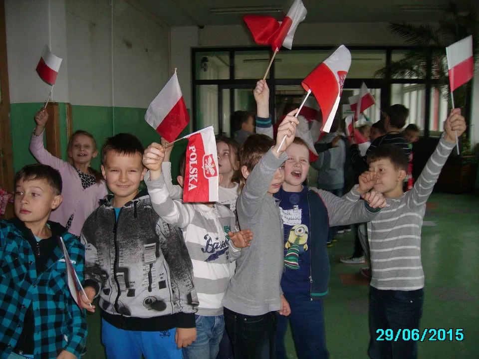 Klasa IIc na Szkolnym Marszu Niepodległości — zdjęcie 4
