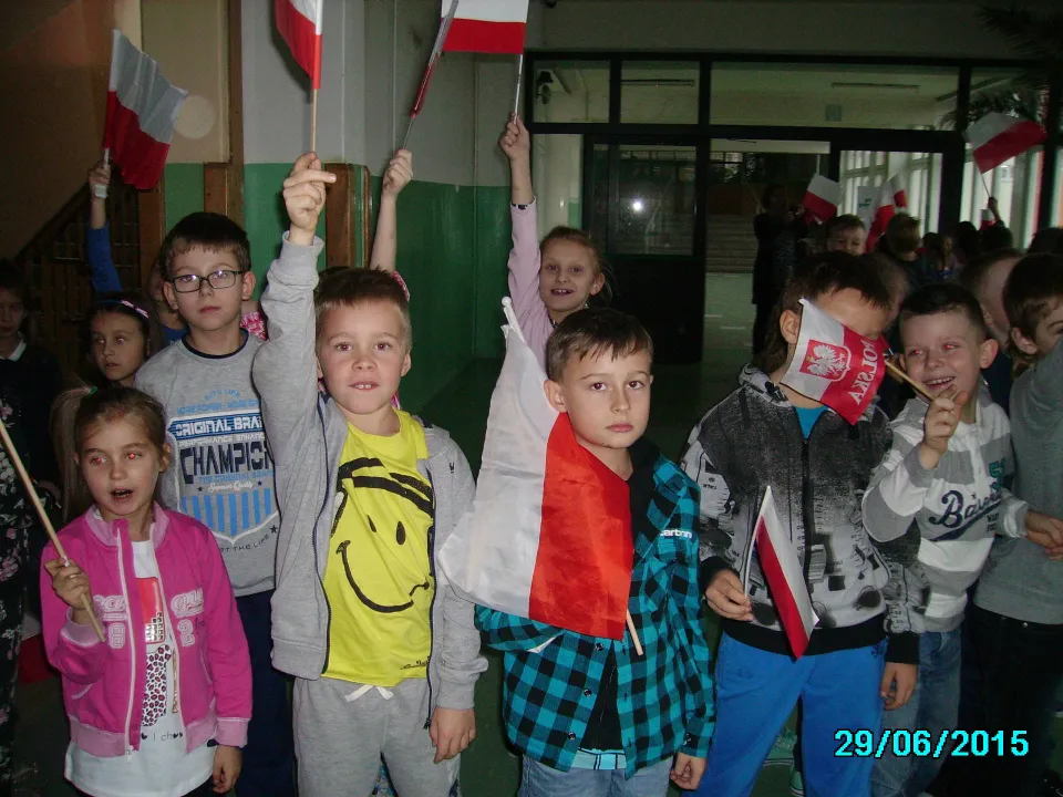 Klasa IIc na Szkolnym Marszu Niepodległości — zdjęcie 5