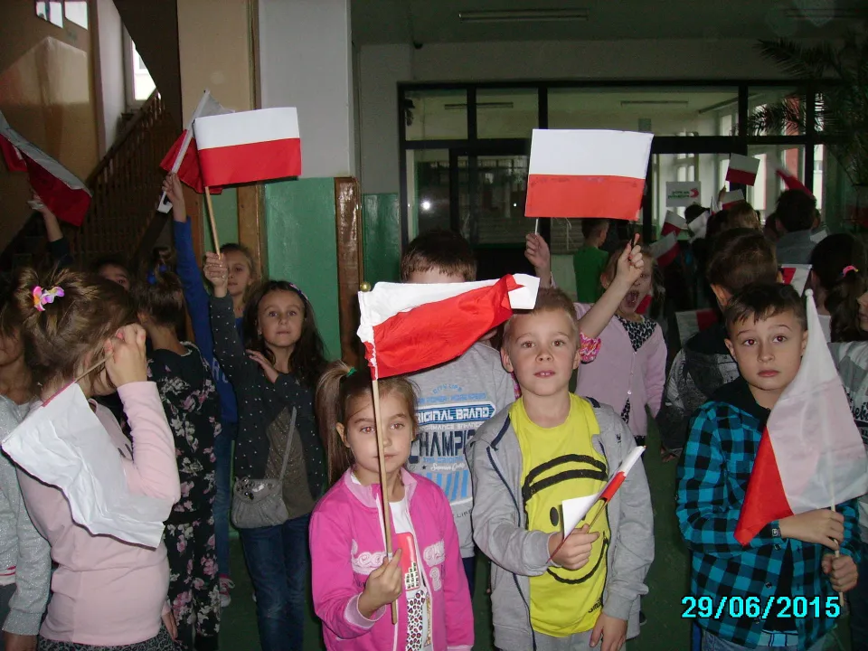 Klasa IIc na Szkolnym Marszu Niepodległości — zdjęcie 6