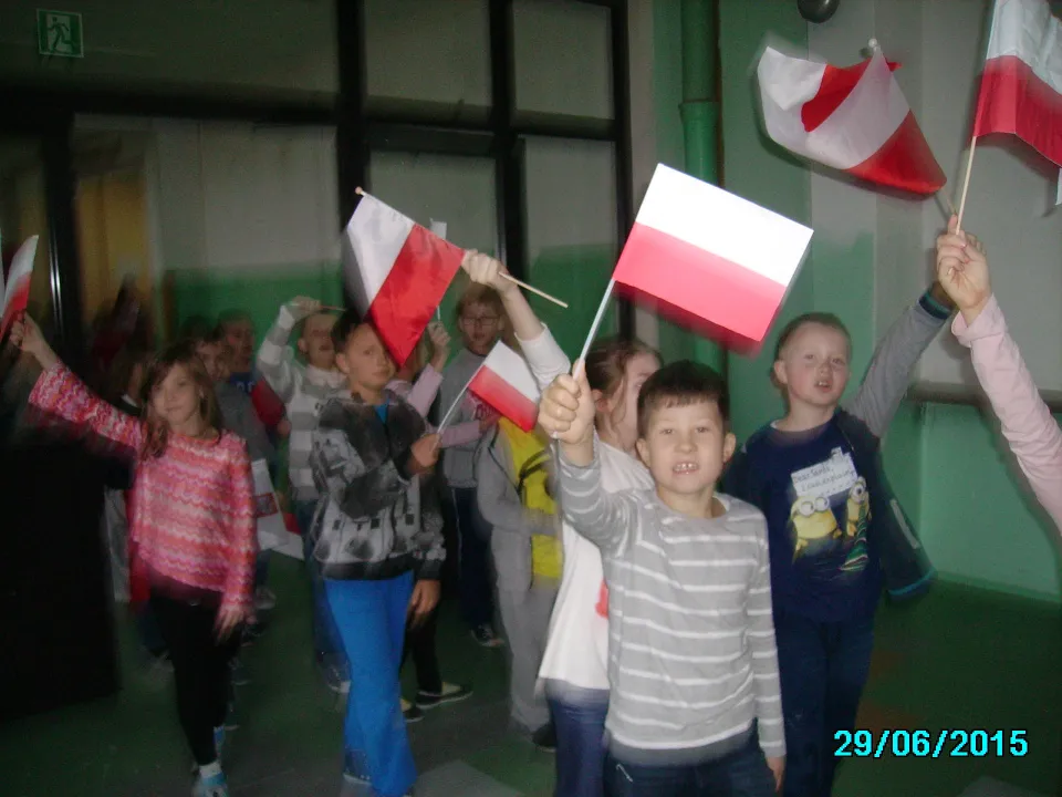 Klasa IIc na Szkolnym Marszu Niepodległości — zdjęcie 7