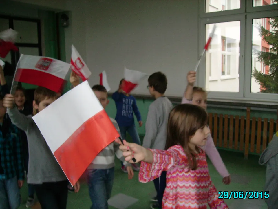 Klasa IIc na Szkolnym Marszu Niepodległości — zdjęcie 8