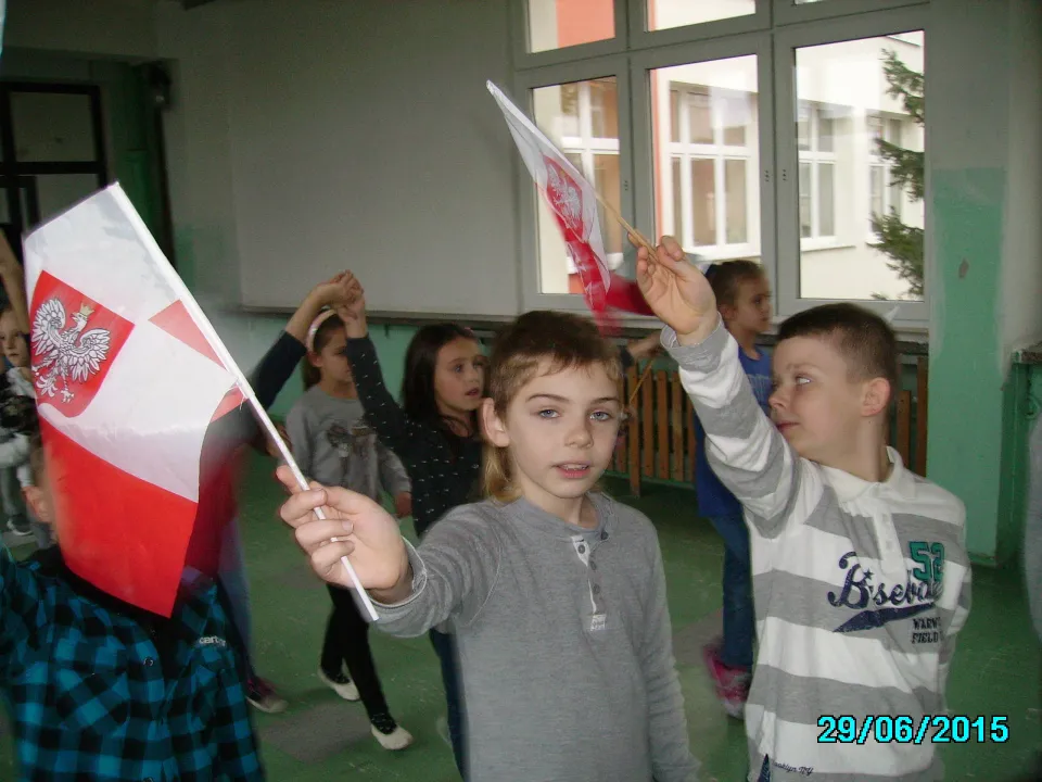 Klasa IIc na Szkolnym Marszu Niepodległości — zdjęcie 9