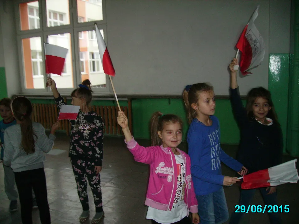 Klasa IIc na Szkolnym Marszu Niepodległości — zdjęcie 10