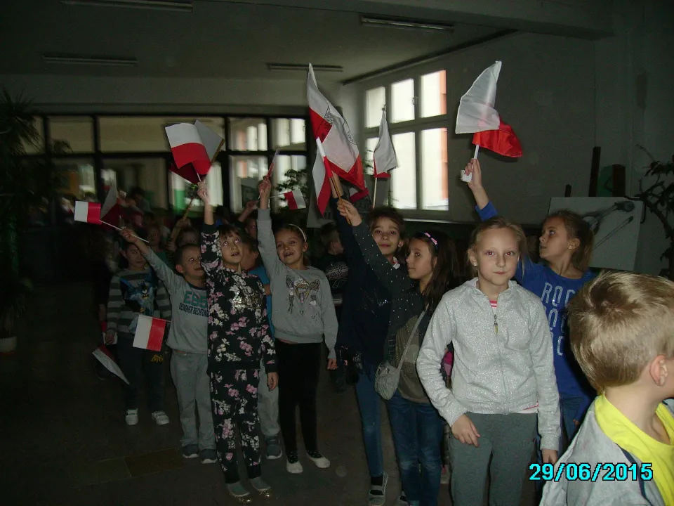 Klasa IIc na Szkolnym Marszu Niepodległości — zdjęcie 11