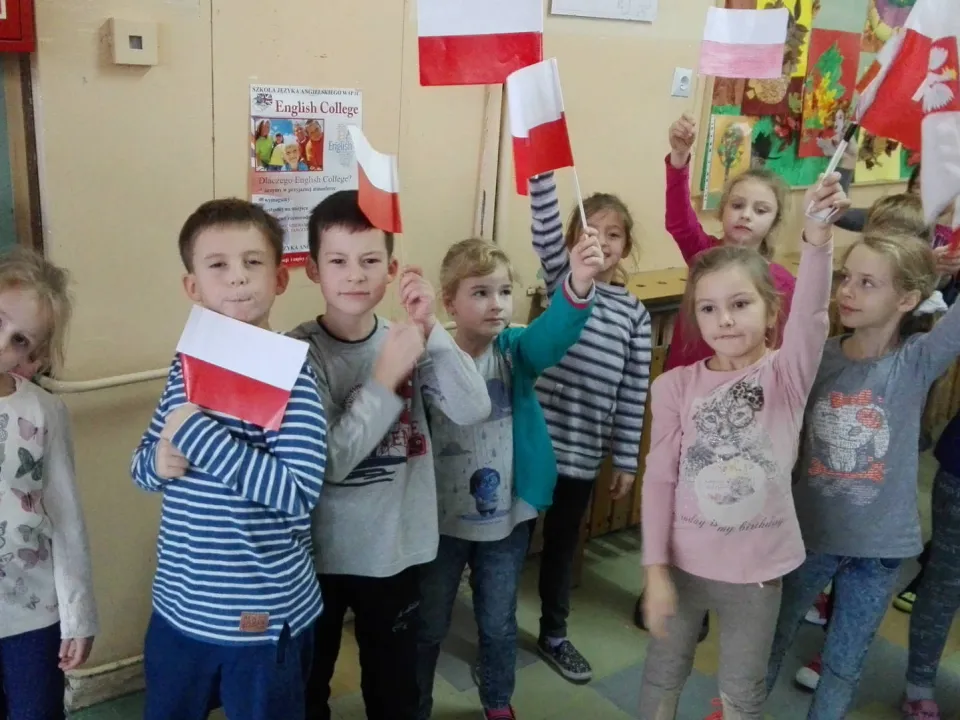 Klasa IId na Marszu Niepodległości w szkole — zdjęcie 1