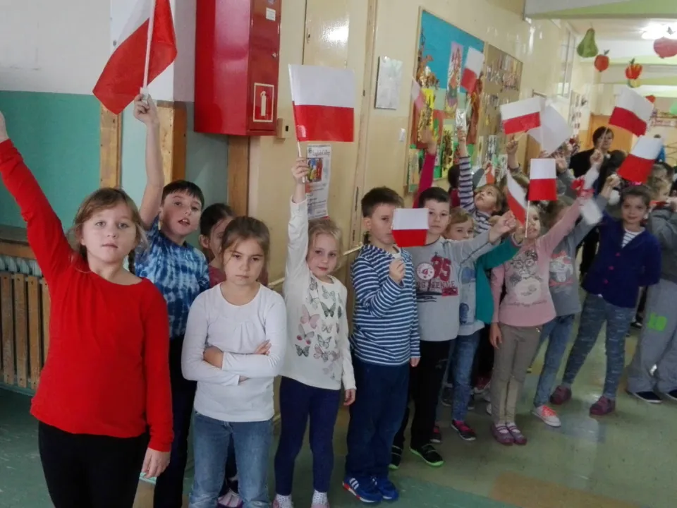 Klasa IId na Marszu Niepodległości w szkole — zdjęcie 2