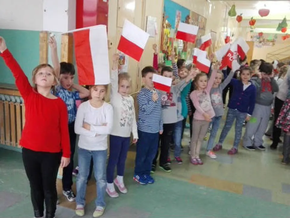 Klasa IId na Marszu Niepodległości w szkole — zdjęcie 3