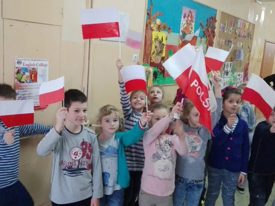 Klasa IId na Marszu Niepodległości w szkole — zdjęcie 4