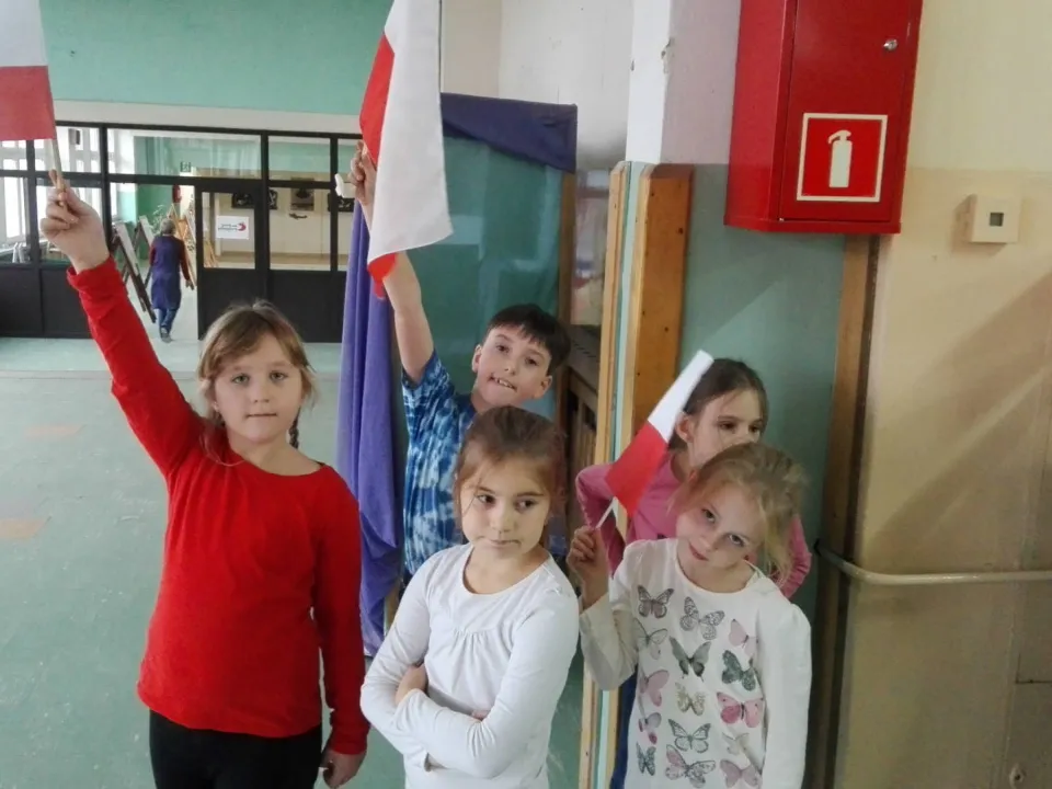 Klasa IId na Marszu Niepodległości w szkole — zdjęcie 5