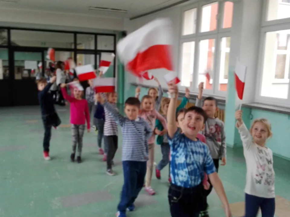 Klasa IId na Marszu Niepodległości w szkole — zdjęcie 6