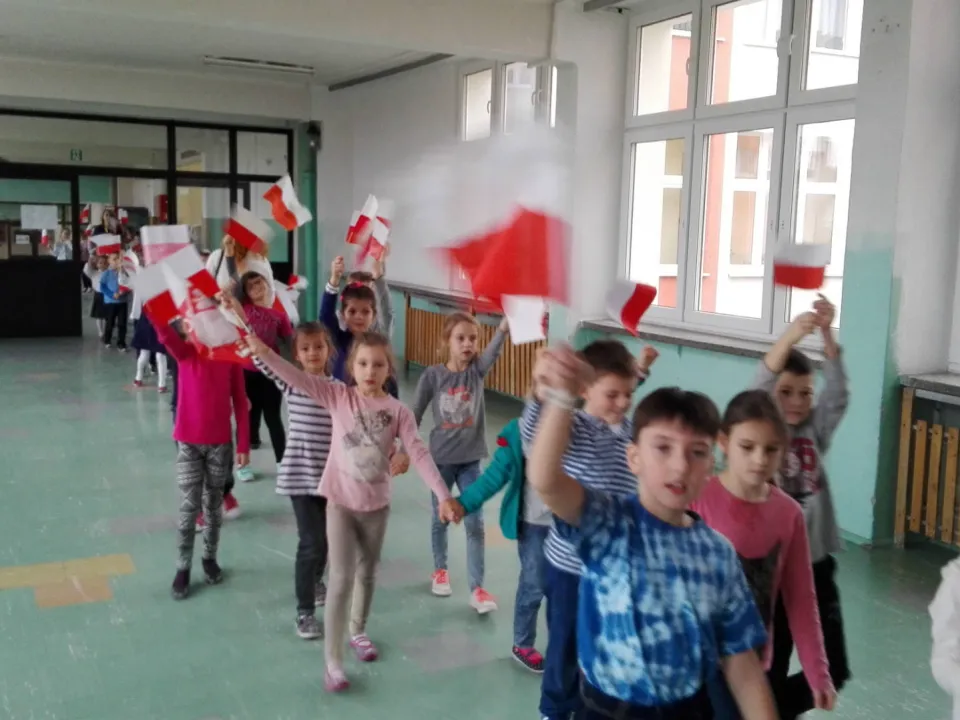 Klasa IId na Marszu Niepodległości w szkole — zdjęcie 7