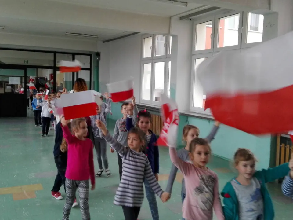 Klasa IId na Marszu Niepodległości w szkole — zdjęcie 8