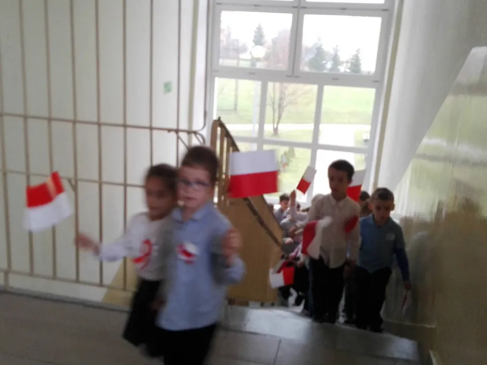 Klasa IId na Marszu Niepodległości w szkole — zdjęcie 9