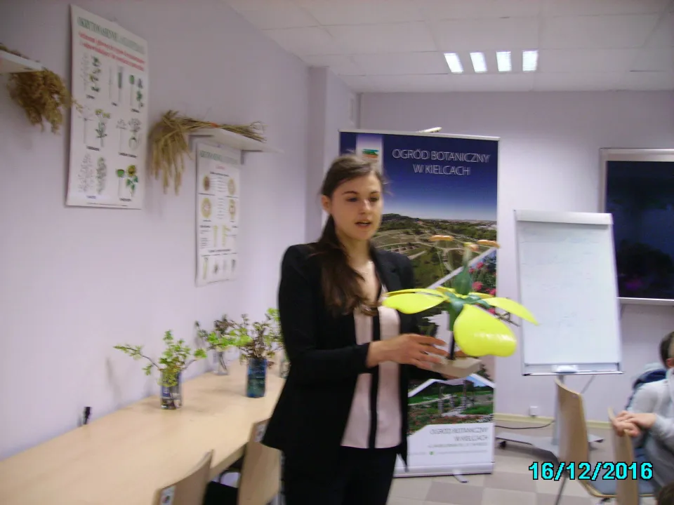 „Dla kogo kwitną kwiaty?” z klasą III C w Ogrodzie Botanicznym w Kielcach. — zdjęcie 5