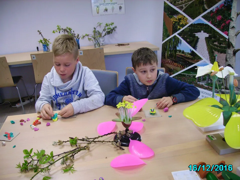 „Dla kogo kwitną kwiaty?” z klasą III C w Ogrodzie Botanicznym w Kielcach. — zdjęcie 21