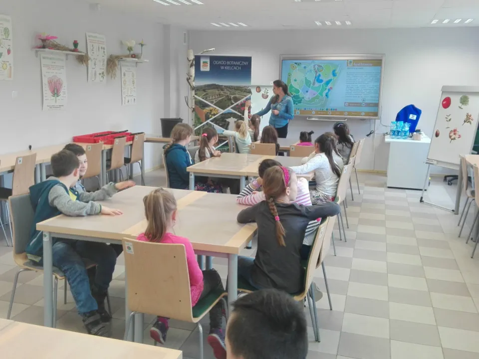 IIID sadzi kwiaty w Ogrodzie Botanicznym — zdjęcie 1