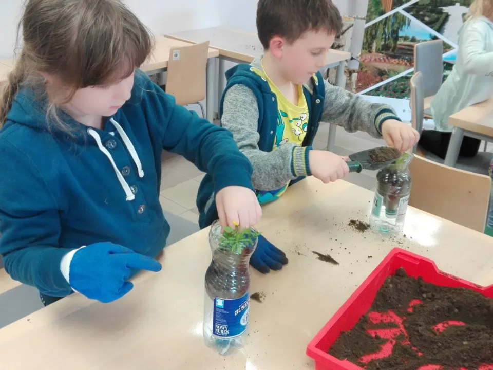 IIID sadzi kwiaty w Ogrodzie Botanicznym — zdjęcie 15