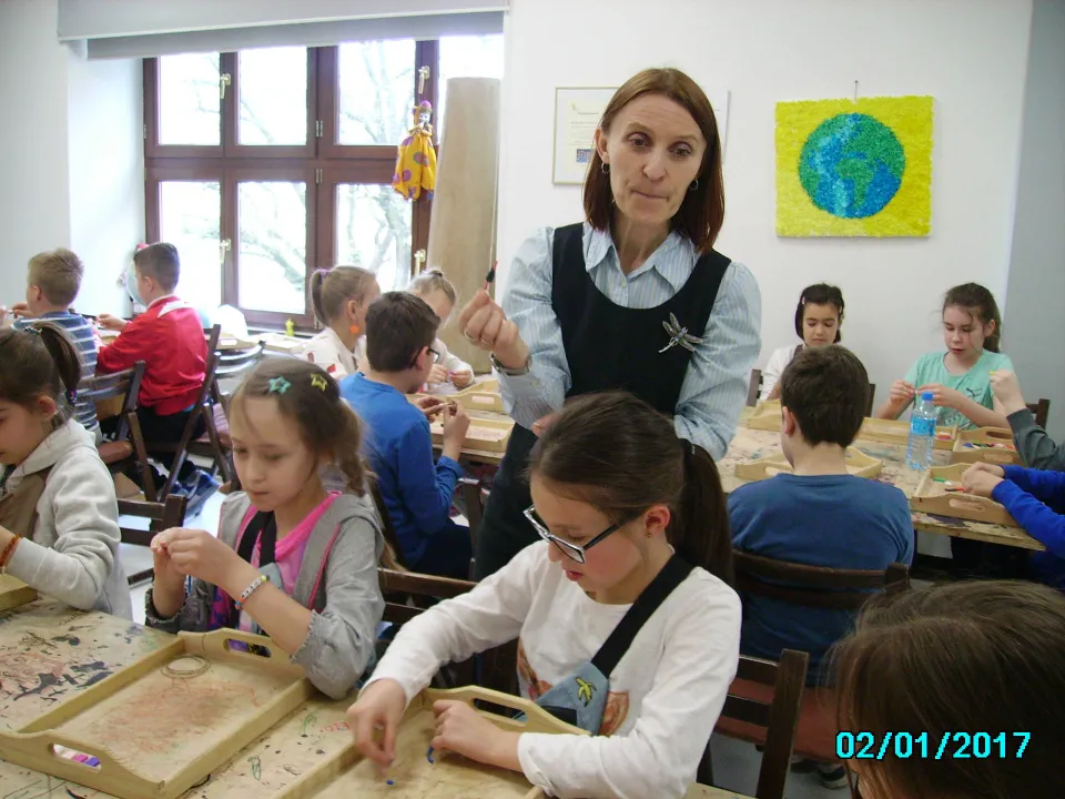 Projektowanie antycznej biżuterii z klasą III C w Muzeum Dialogu Kultur w Kielcach. — zdjęcie 2