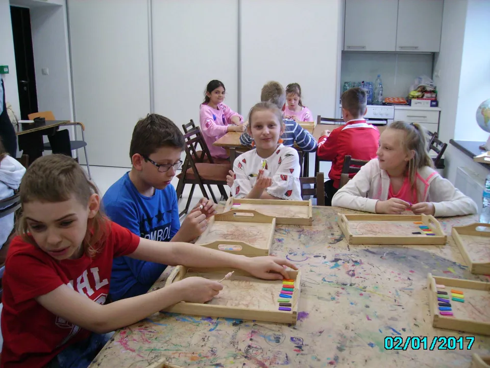 Projektowanie antycznej biżuterii z klasą III C w Muzeum Dialogu Kultur w Kielcach. — zdjęcie 3