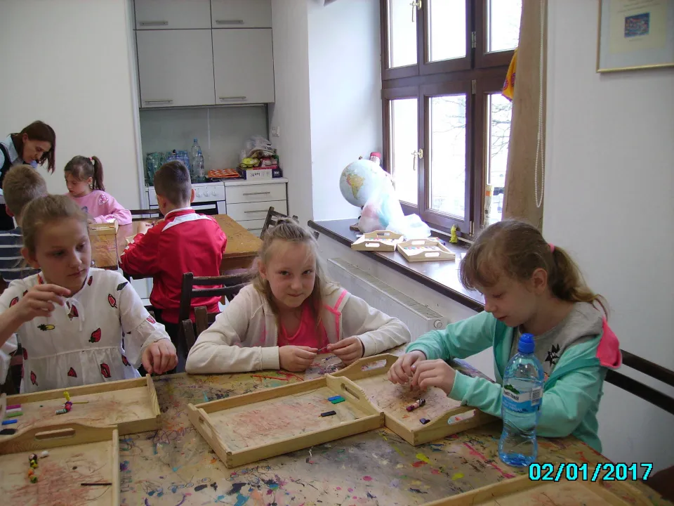 Projektowanie antycznej biżuterii z klasą III C w Muzeum Dialogu Kultur w Kielcach. — zdjęcie 4