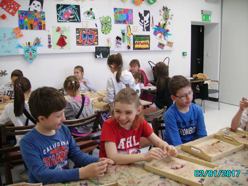 Projektowanie antycznej biżuterii z klasą III C w Muzeum Dialogu Kultur w Kielcach. — zdjęcie 5