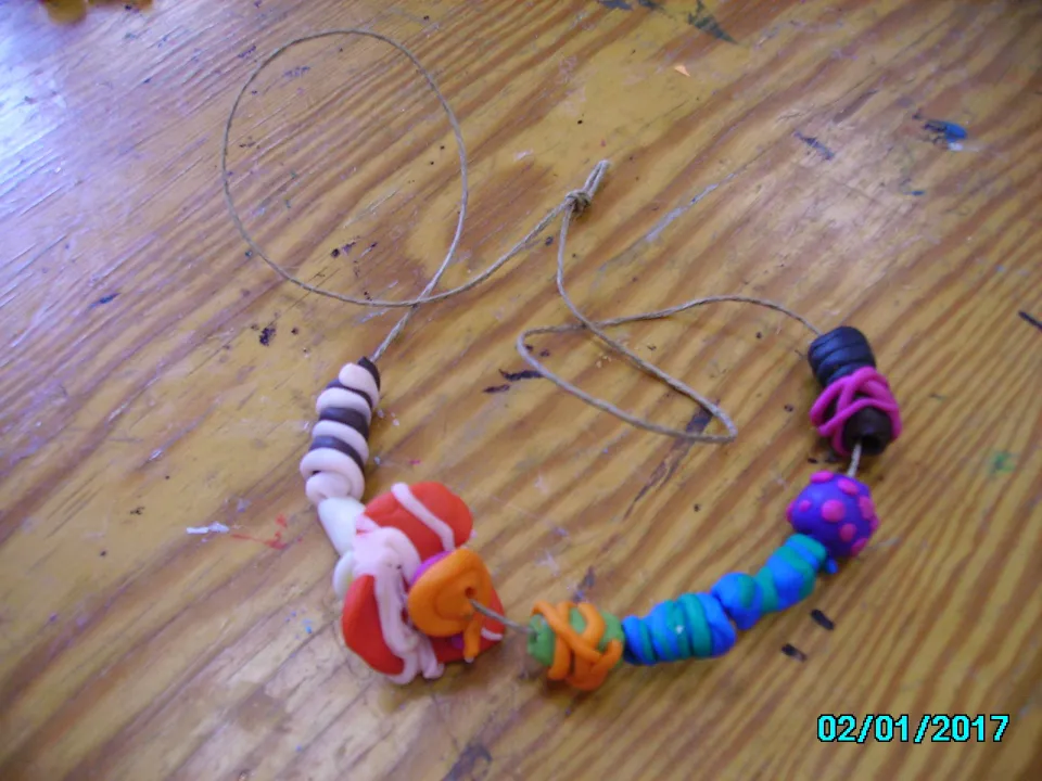 Projektowanie antycznej biżuterii z klasą III C w Muzeum Dialogu Kultur w Kielcach. — zdjęcie 8