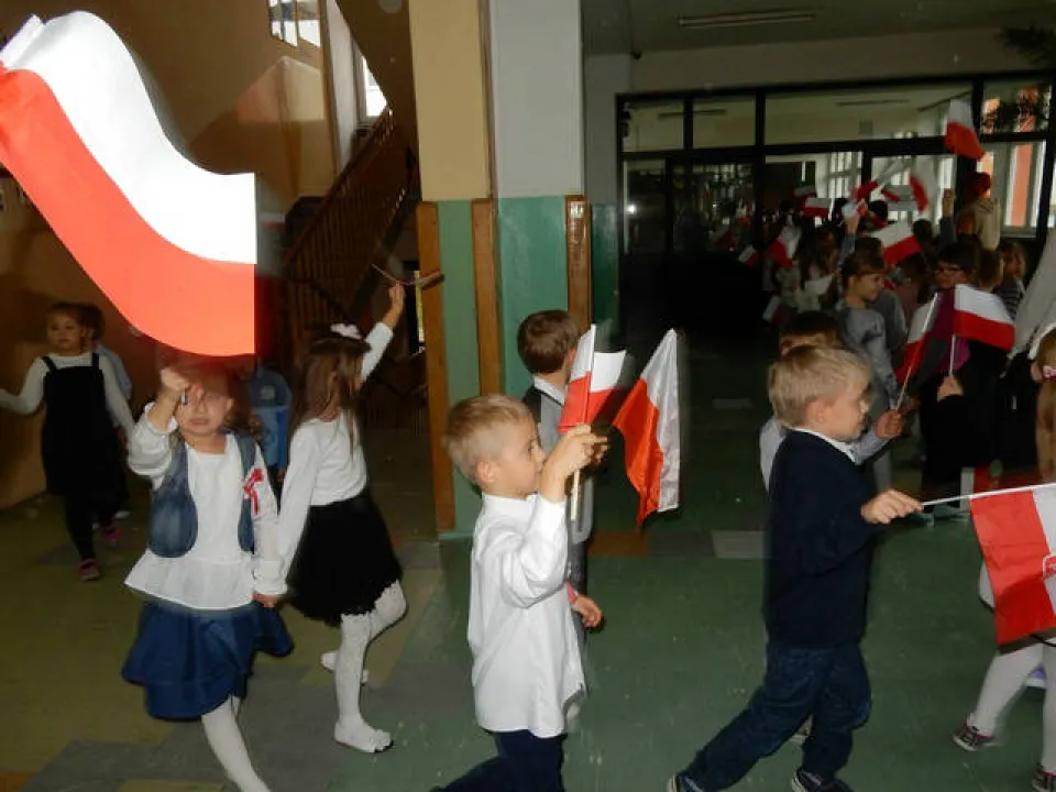 Klasy O-III na szkolnym Marszu Niepodległości — zdjęcie 2
