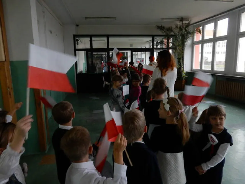 Klasy O-III na szkolnym Marszu Niepodległości — zdjęcie 3