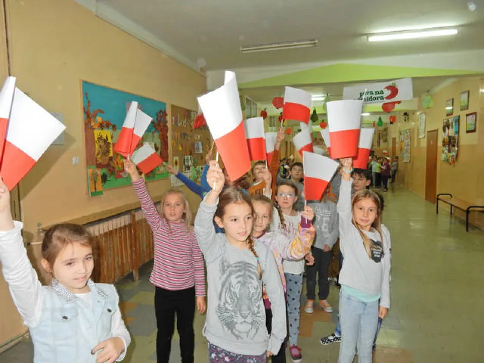 Klasy O-III na szkolnym Marszu Niepodległości — zdjęcie 4