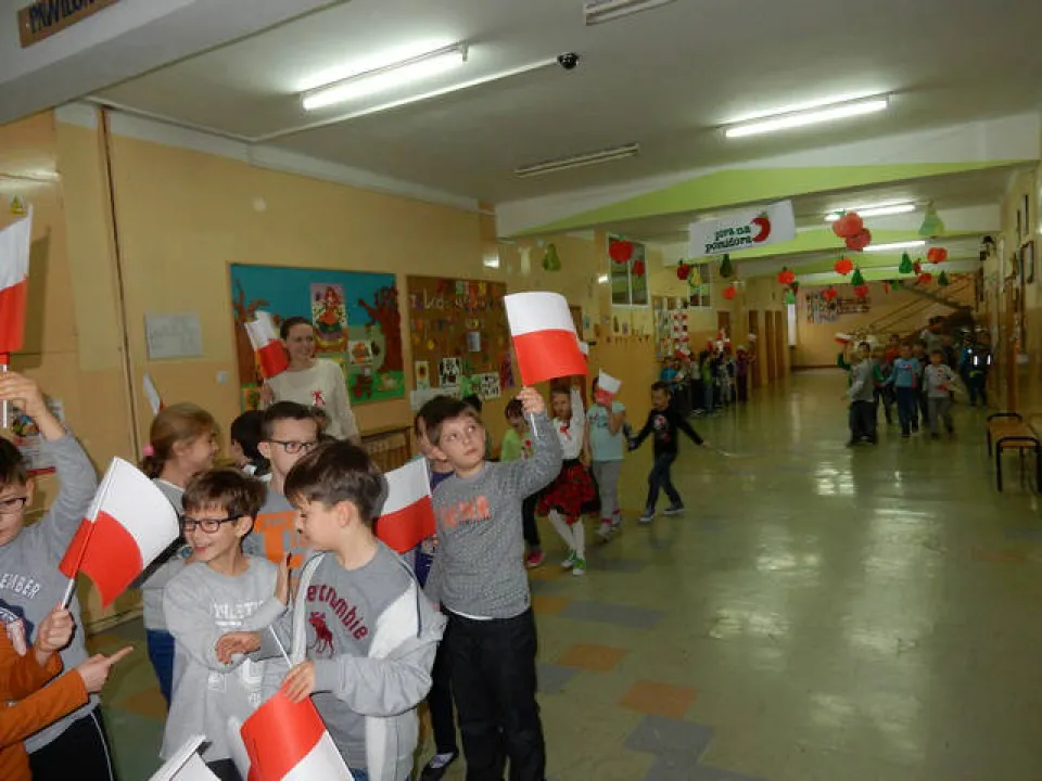 Klasy O-III na szkolnym Marszu Niepodległości — zdjęcie 5