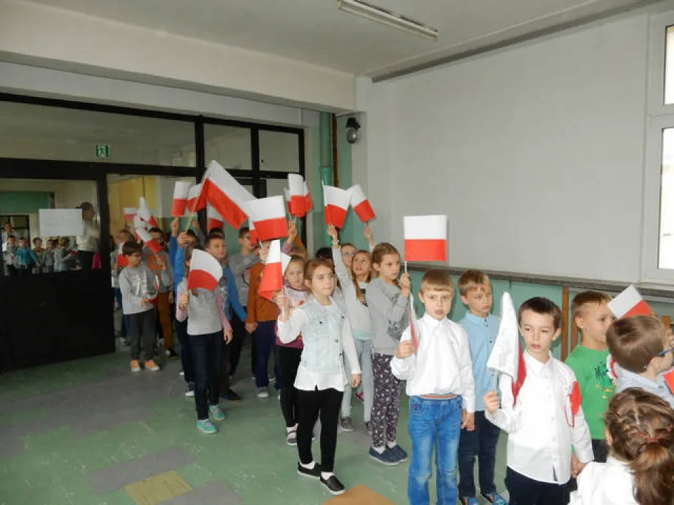 Klasy O-III na szkolnym Marszu Niepodległości — zdjęcie 6