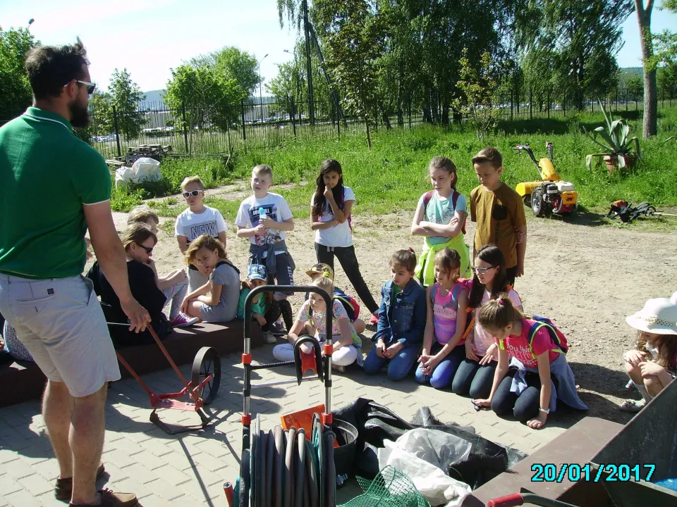 „Ogrodnikiem być…” z klasą III C w Ogrodzie Botanicznym w Kielcach. — zdjęcie 5