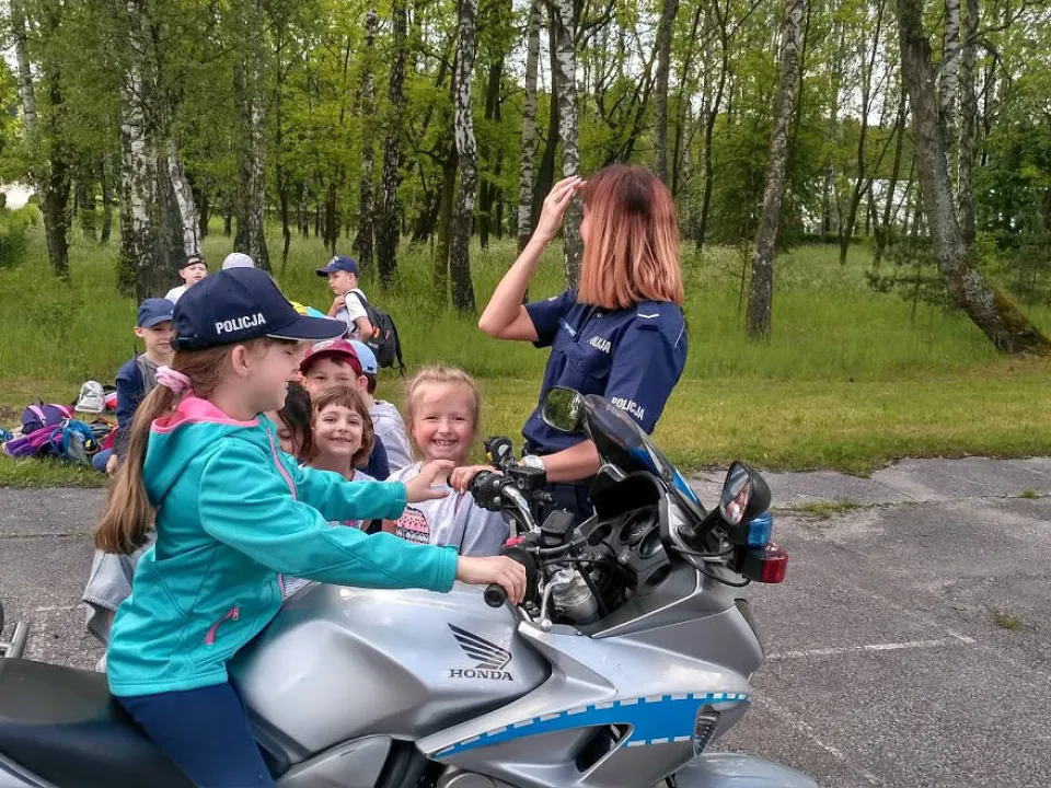 0”A” na wycieczce  do Jednostki Policji — zdjęcie 7