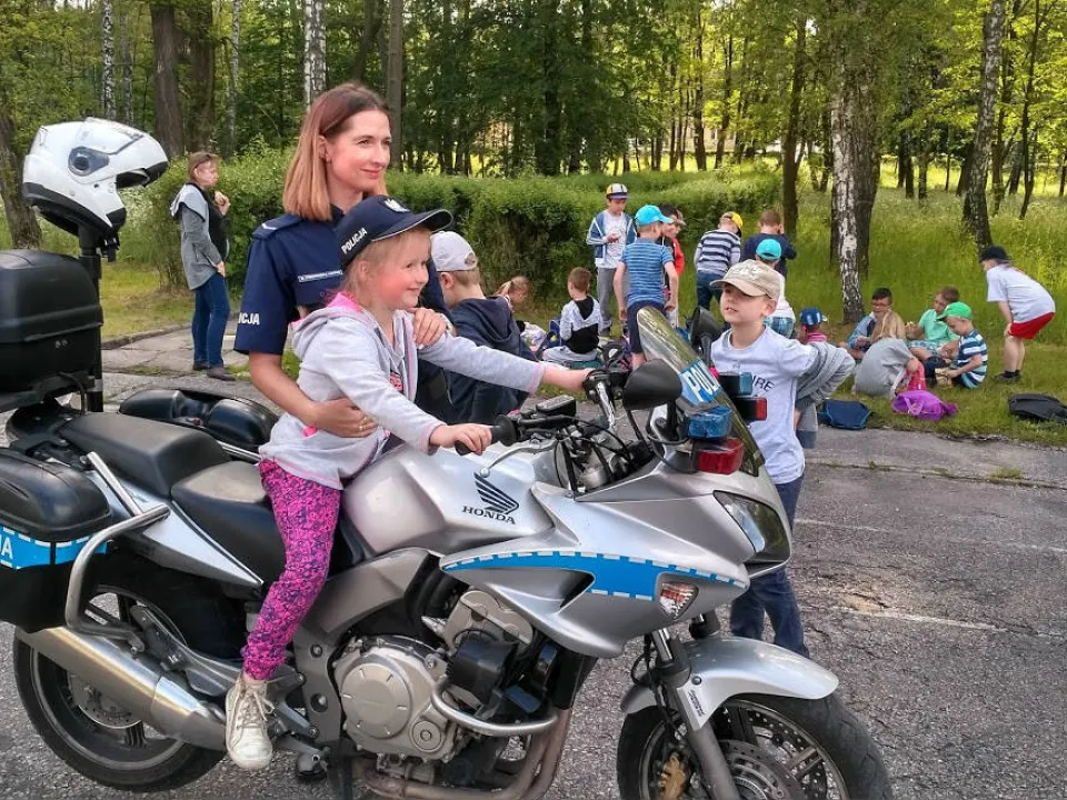 0”A” na wycieczce  do Jednostki Policji — zdjęcie 12