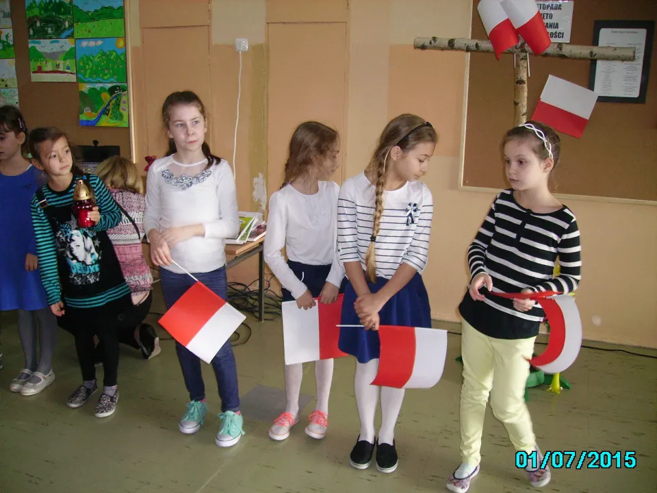 Klasa IIc na apelu  z okazji Narodowego Święta Niepodległości. — zdjęcie 2
