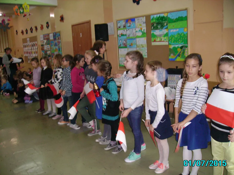 Klasa IIc na apelu  z okazji Narodowego Święta Niepodległości. — zdjęcie 3